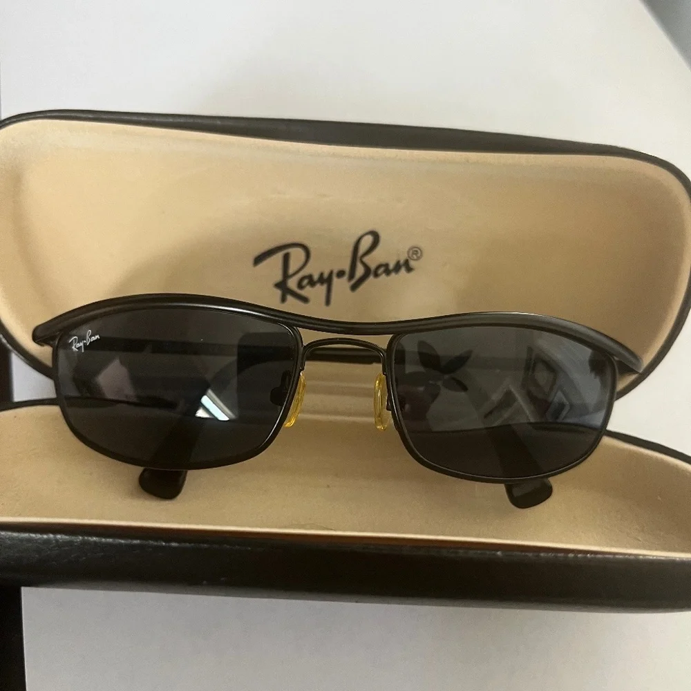 The Ray-Ban Junior RJ9502S, blue lenses, black frame